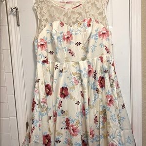 Creamy white floral sweetheart dress. Size 20 from Torrid.